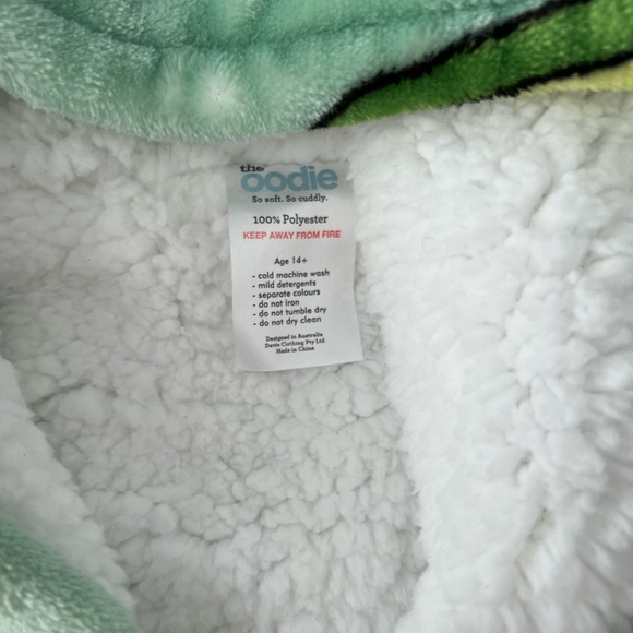 The Oodie. NEW. One size. Comes with carrying pouch - Picture 3 of 4